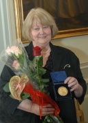 Ričardo Šaknio nuotraukoje: Kūrybingai V.Kudirkos premijos laureatei Rūtai Kanopkaitei ir 2009-ieji buvo įsimintini. Ji apdovanota medaliu „Už nuopelnus žurnalistikai“